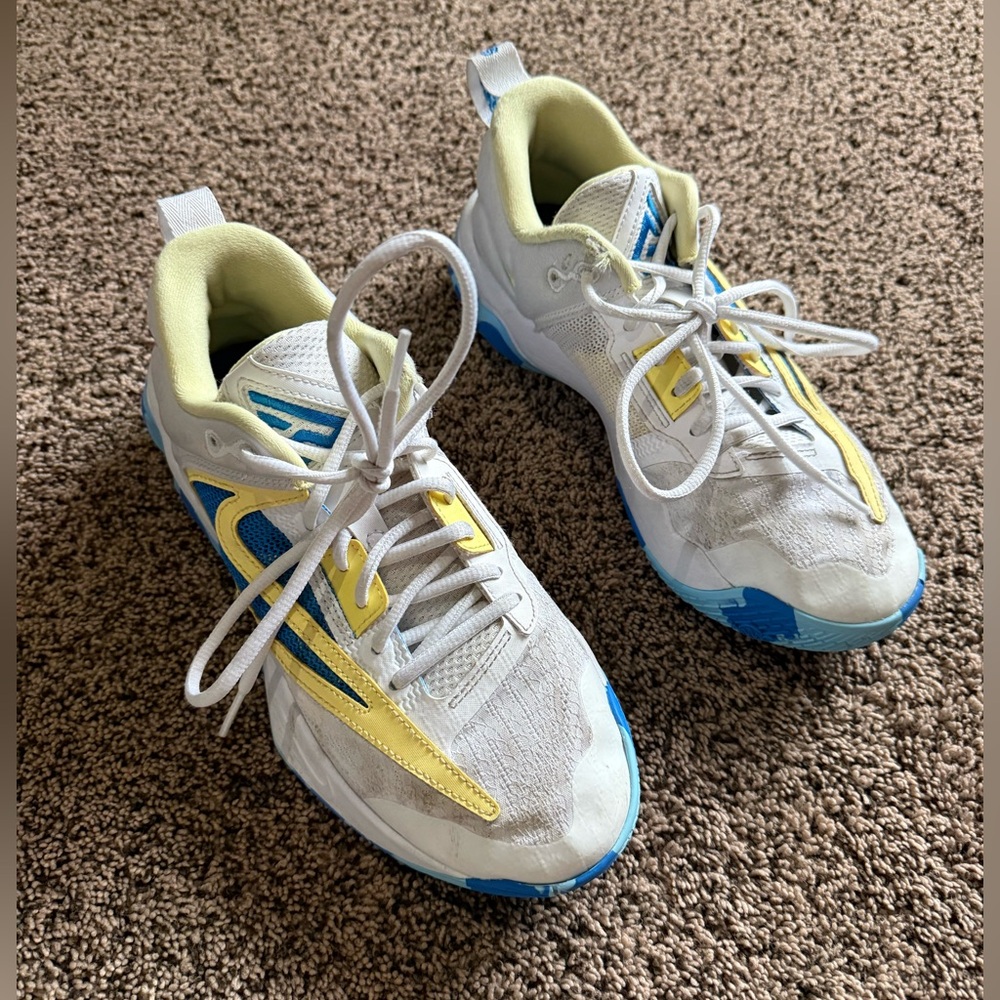 Men’s 7.5 Giannis basketball shoe used Nike